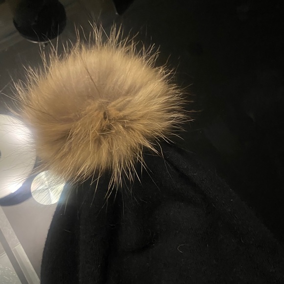 How knitted hat is detached - Picture 1 of 7